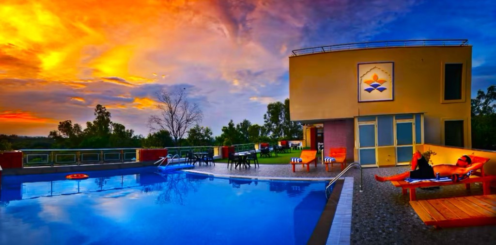 Enjoy Fabulous Stay in Agra Literally Next To Taj Mahal